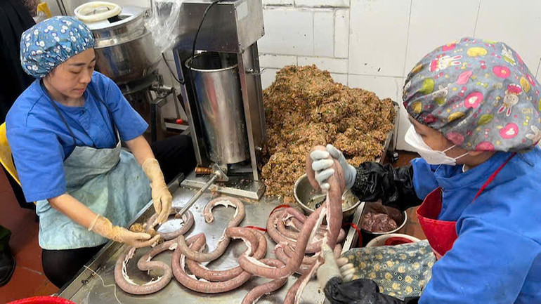 Số lòng non không rõ nguồn gốc được sơ chế không bảo đảm an toàn vệ sinh thực phẩm.