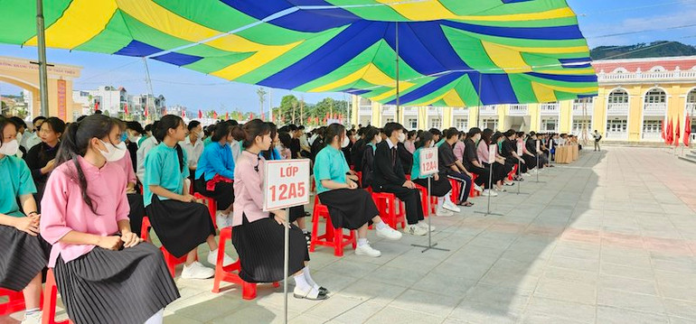 Các em học sinh Trường Trung học phổ thông Bình Liêu được học trong ngôi trường mới, đầy đủ các điều kiện để học tập và rèn luyện.