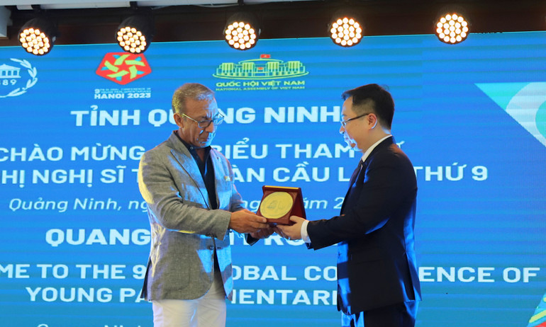 Lãnh đạo tỉnh Quảng Ninh tặng quà lưu niệm cho Ngài Duarte Pacheco, Chủ tịch Liên minh Nghị viện Thế giới (IPU). (Ảnh: Trung tâm truyền thông Quảng Ninh)