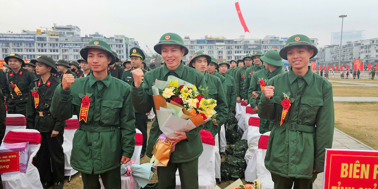 Tân binh Nguyễn Tiến Hùng (đứng giữa) phấn khởi lên đường làm nhiệm vụ bảo vệ Tổ quốc.