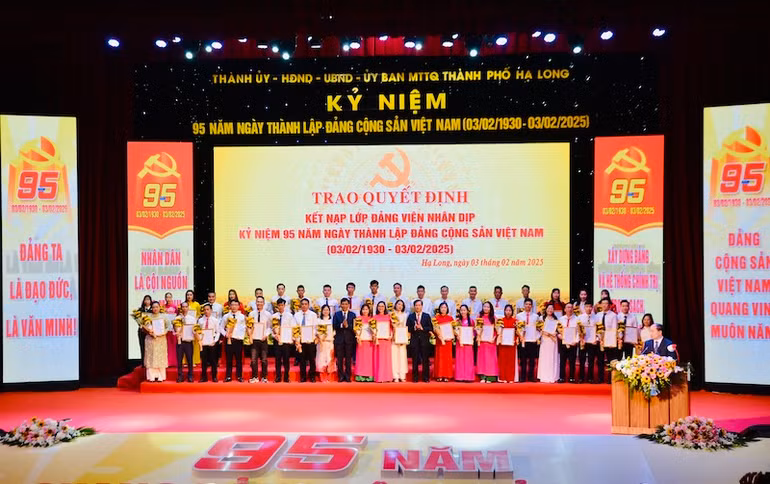 Các đảng viên mới được kết nạp Đảng đúng vào dịp kỷ niệm 95 năm Ngày thành lập Đảng Cộng sản Việt Nam 3/2 (1930-2025).