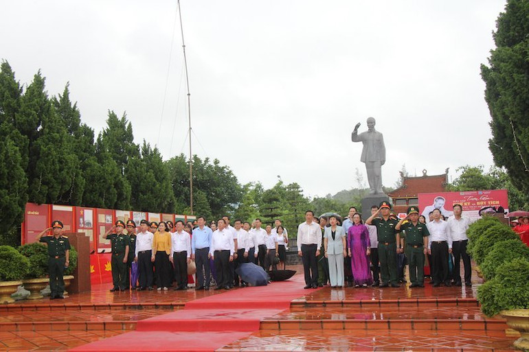 Các đại biểu dự Lễ Thượng cờ trên đảo Cô Tô sáng 27/6.