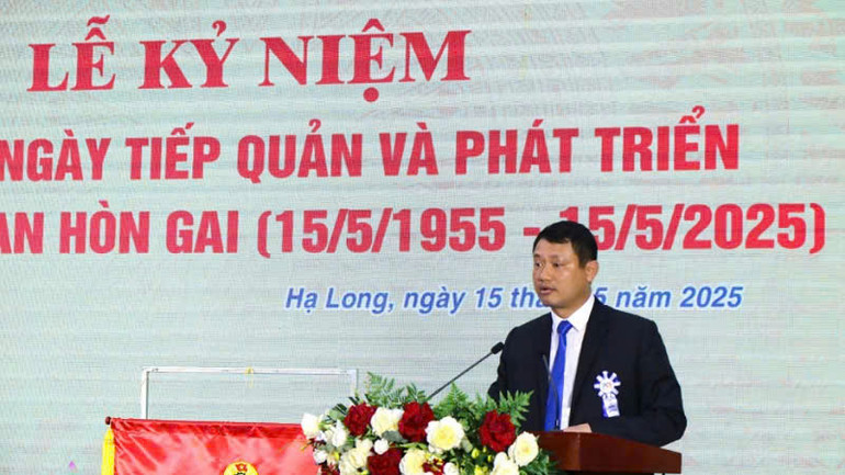 Lãnh đạo Công ty Than Hòn Gai-TKV đọc diễn văn kỷ niệm 70 năm xây dựng và phát triển. Lãnh đạo Công ty Than Hòn Gai-TKV đọc diễn văn kỷ niệm 70 năm xây dựng và phát triển.