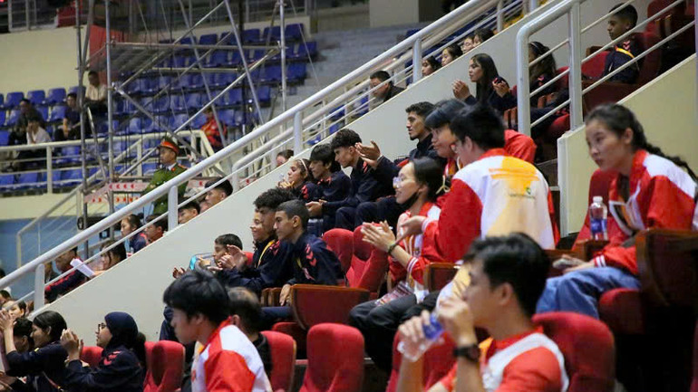 Các vận động viên thi đấu trong sự cổ vũ nhiệt tình của các khán giả.