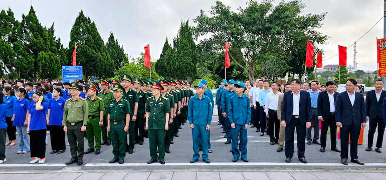 Đại diện quân và dân trên đảo Cô Tô dự Lễ Thượng cờ.