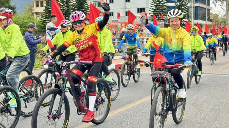 Các vận động viên của hai nước tham gia hoạt động đạp xe đạp hữu nghị qua biên giới.