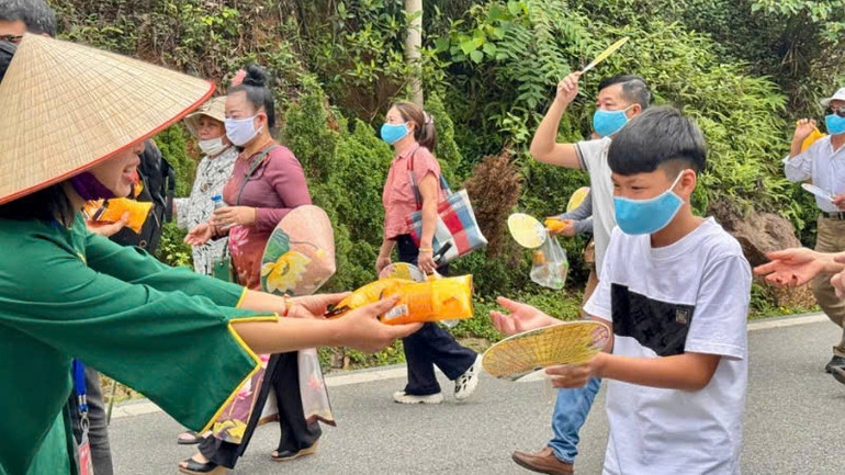 Các tình nguyện viên phát đồ ăn và nước uống miễn phí cho nhân dân và du khách. Các tình nguyện viên phát đồ ăn và nước uống miễn phí cho nhân dân và du khách.