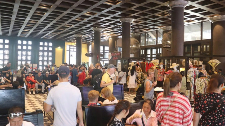 Khách du lịch tại Cảng tàu khách Quốc tế Hạ Long sau bão số 3.