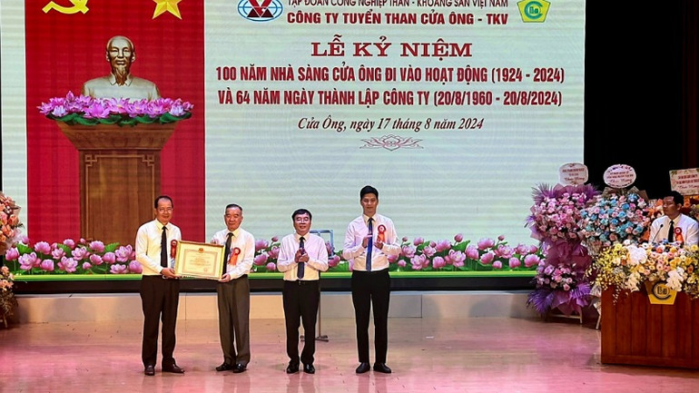 Tập đoàn Công nghiệp Than-Khoáng sản Việt Nam tặng Bằng khen cho Công ty Tuyển than Cửa Ông. Tập đoàn Công nghiệp Than-Khoáng sản Việt Nam tặng Bằng khen cho Công ty Tuyển than Cửa Ông.