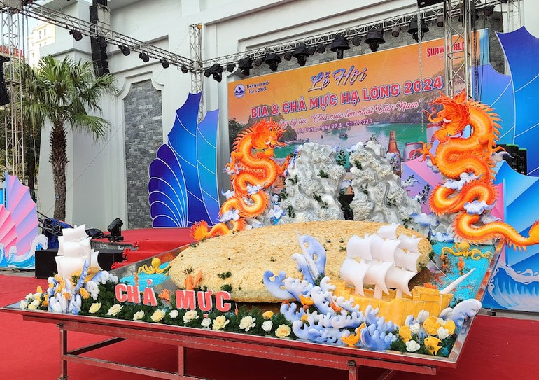 Chiếc chả mực được xem là "Đại sứ ẩm thực" của Quảng Ninh là 1 trong 50 đặc sản nổi tiếng của Việt Nam do trung tâm Sách kỷ lục Việt Nam công nhận.