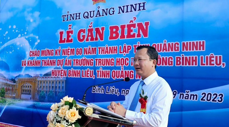Quyền Chủ tịch Ủy ban nhân dân tỉnh Quảng Ninh Cao Tường Huy phát biểu tại lễ gắn biển công trình Trường Trung học phổ thông Bình Liêu.