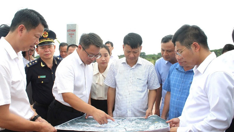 Hai địa phương khảo sát xây dựng công trình qua biên giới (cầu Sắt tại khu vực Km3+4 Hải Yên).