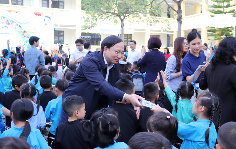 Lãnh đạo tỉnh Quảng Ninh và Quỹ sữa vươn cao Việt Nam tặng sữa cho trẻ em huyện Bình Liêu, Quảng Ninh. Lãnh đạo tỉnh Quảng Ninh và Quỹ sữa vươn cao Việt Nam tặng sữa cho trẻ em huyện Bình Liêu, Quảng Ninh.