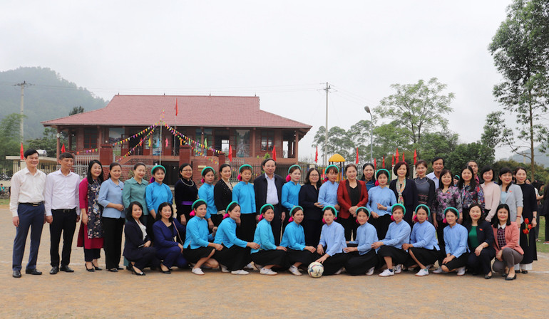 Đại diện Quỹ sữa vươn cao Việt Nam cùng lãnh đạo tỉnh Quảng Ninh và các đại biểu chụp ảnh lưu niệm với đội bóng đá nữ xã Húc Động, huyện Bình Liêu. Đại diện Quỹ sữa vươn cao Việt Nam cùng lãnh đạo tỉnh Quảng Ninh và các đại biểu chụp ảnh lưu niệm với đội bóng đá nữ xã Húc Động, huyện Bình Liêu.