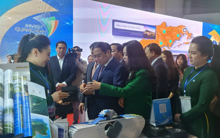 Thủ tướng Phạm Minh Chính và các đại biểu tham quan gian hàng và sản phẩm tại Triển lãm.