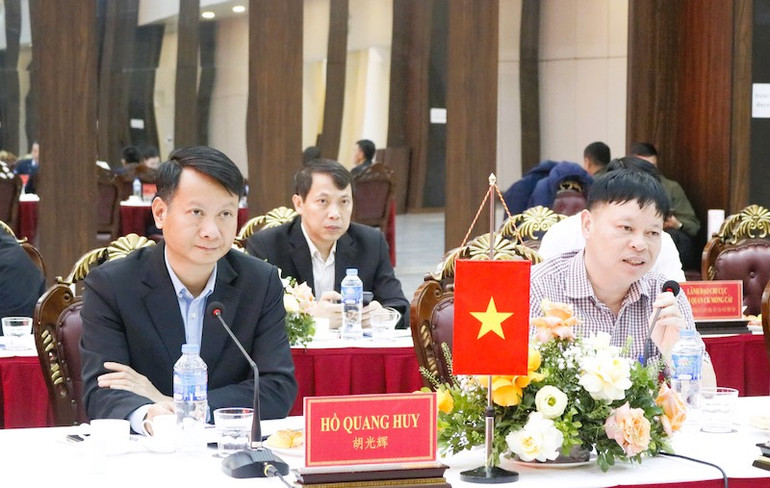 Lãnh đạo thành phố Móng Cái trao đổi tại cuộc Hội đàm. Lãnh đạo thành phố Móng Cái trao đổi tại cuộc Hội đàm.