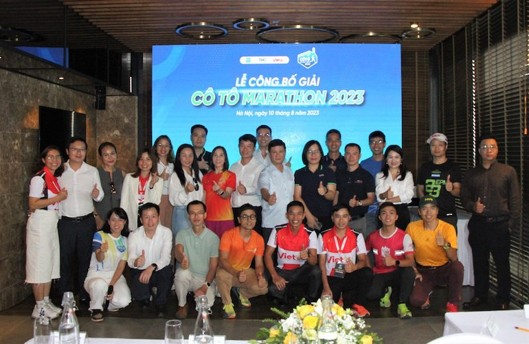 Các đại biểu và Ban tổ chức Giải Cô Tô Marthon 2023 chụp ảnh lưu niệm.