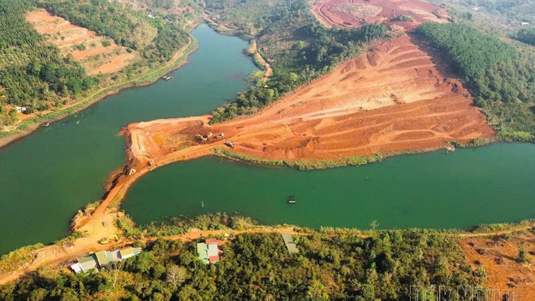 Đập hồ chứa bùn sau tuyển rửa số 2 được triển khai tại xã Nghĩa Thắng, huyện Đăk R'lấp.