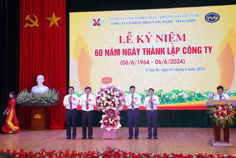 Lãnh đạo thành phố Uông Bí chúc mừng Công ty cổ phần Than Vàng Danh-Vinacomin.