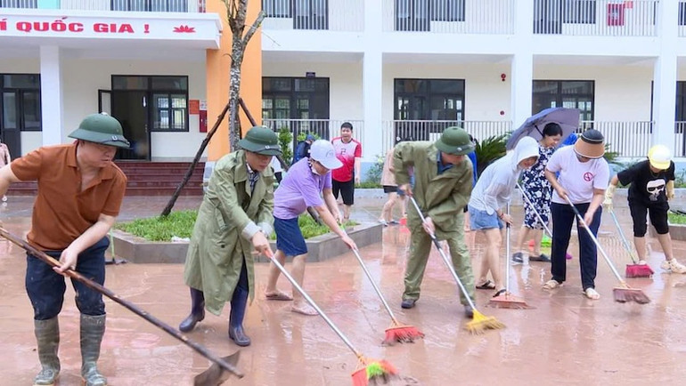 Các đồng chí lãnh đạo huyện Ba Chẽ và lực lượng chức năng giúp Nhà trường dọn vệ sinh môi trường, nhanh chóng ổn định việc dạy học.