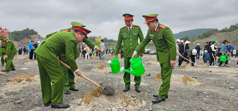 Lực lượng Công an Cục Cảnh sát phòng, chống tội phạm về Môi trường-Bộ Công an tham gia trồng cây.