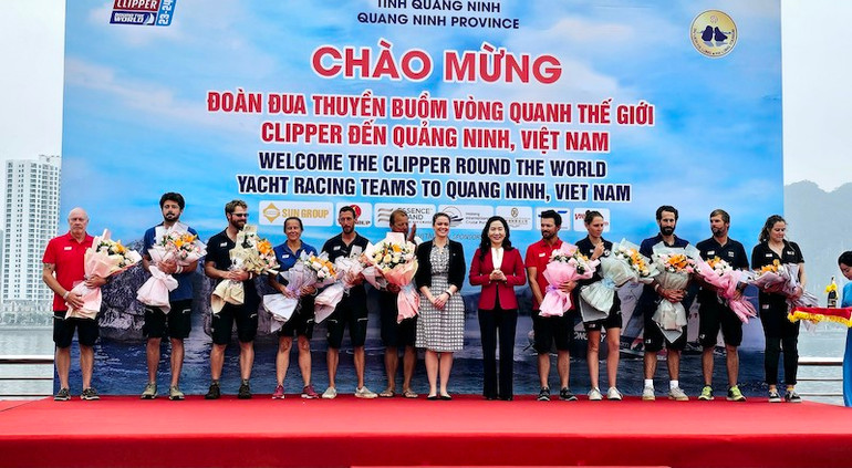 Lãnh đạo tỉnh Quảng Ninh và Ban tổ chức tặng hoa chúc mừng 11 đội đua đến Hạ Long, Quảng Ninh.