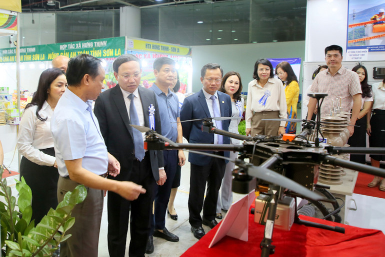 Các đại biểu tham quan các gian trưng bày hiện vật tại Triển lãm. Các đại biểu tham quan các gian trưng bày hiện vật tại Triển lãm.