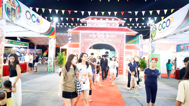 Hội chợ OCOP Quảng Ninh - Thu Đông 2023 thu hút đông đảo người dân và du khách đến tham quan và mua sắm.