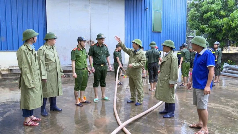 Lãnh đạo huyện Ba Chẽ luôn có mặt tại hiện trường trực tiếp chỉ đạo công tác khắc phục hậu quả do mưa lũ.