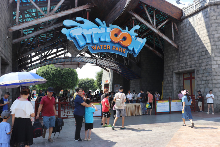 Công viên nước thuộc Khu tổ hợp vui chơi giải trí Sun World (thành phố Hạ Long) thu hút đông du khách trong kỳ nghỉ lễ.