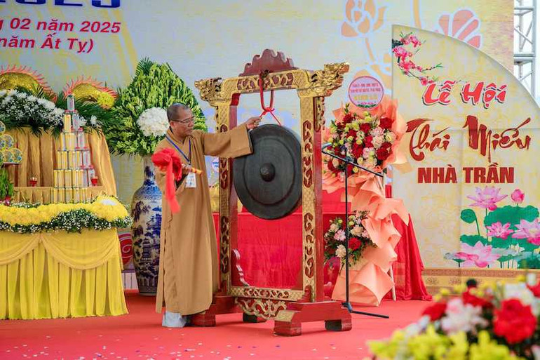 Nghi thức gióng trống, gióng chiêng tại Lễ hội Thái Miếu.