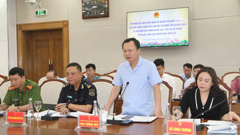 Đồng chí Cao Tường Huy, Phó Chủ tịch Ủy ban nhân dân tỉnh Quảng Ninh báo cáo với Tổ công tác.