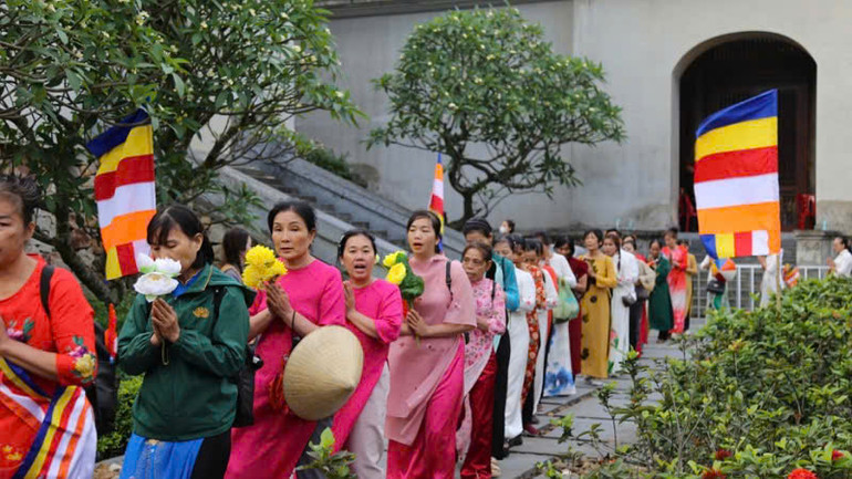 Sự thành kính, trang nghiêm của phật tử, nhân dân và du khách thập phương khi về chiêm bái xá lợi Đức Phật.