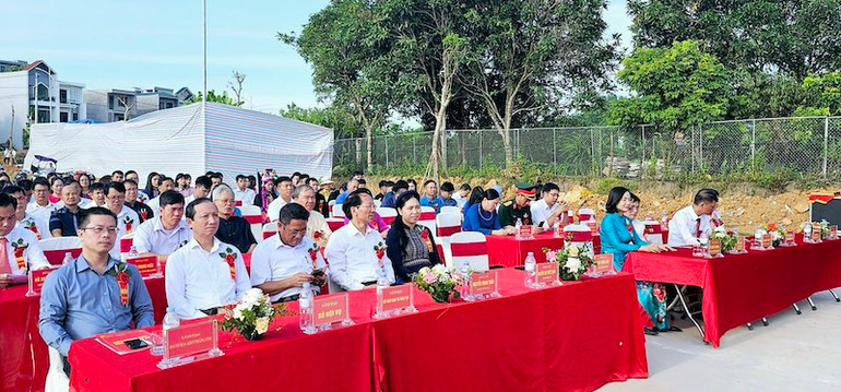 Các đại biểu dự lễ gắn biển công trình Trường Trung học phổ thông Bình Liêu chào mừng 60 năm Ngày thành lập tỉnh Quảng Ninh (30/10/1963-30/10/2023).