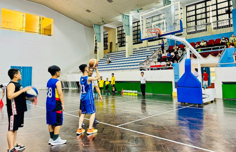 Bộ môn bóng rổ thu hút nhiều em nam tham gia. Bộ môn bóng rổ thu hút nhiều em nam tham gia.