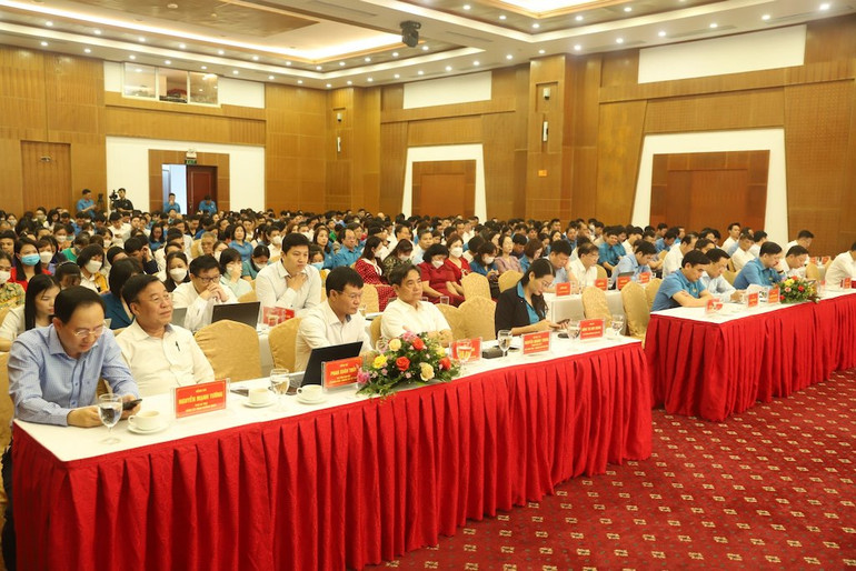 Đại diện cử tri công nhân tỉnh Quảng Ninh tham dự buổi tiếp xúc.