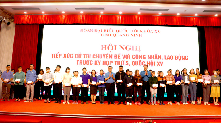 Đoàn đại biểu Quốc hội tỉnh Quảng Ninh trao quà cho các công nhân có hoàn cảnh khó khăn.