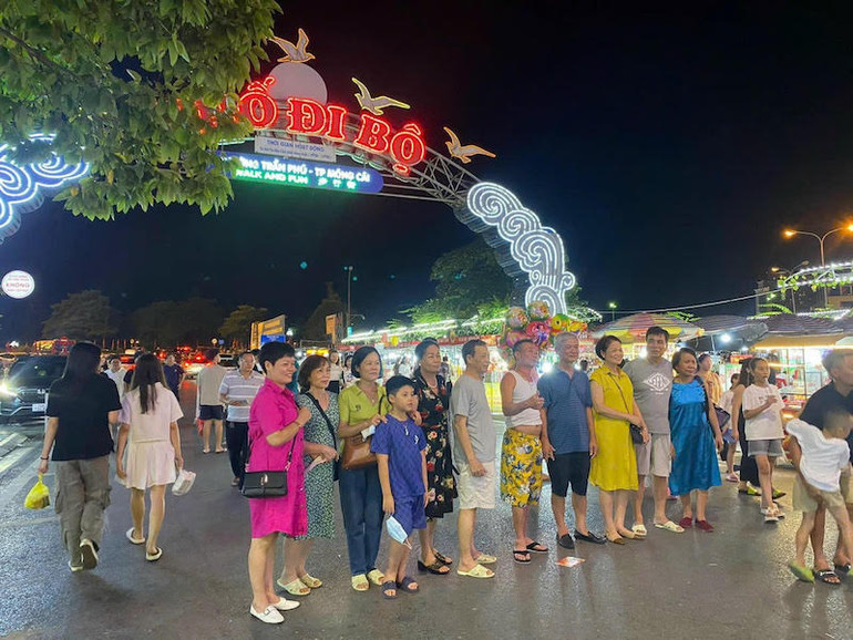 Phố đi bộ Móng Cái hấp dẫn du khách khi đến với mảnh đất địa đầu Đông Bắc của tổ quốc.