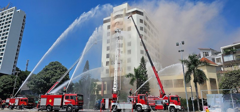 Các lực lượng triển khai dập lửa tại các khách sạn.