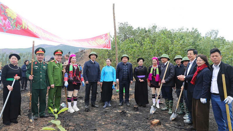 Các đồng chí lãnh đạo tỉnh Quảng Ninh cùng với nhân dân huyện Tiên Yên tham gia Tết trồng cây "Đời đời nhớ ơn Bác Hồ".