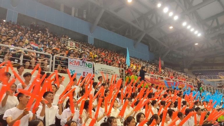 Màn rượt đuổi kịch tính của các trận đấu giữa các đội tuyển luôn nhận sự cổ vũ nhiệt tình của các cổ động viên. Màn rượt đuổi kịch tính của các trận đấu giữa các đội tuyển luôn nhận sự cổ vũ nhiệt tình của các cổ động viên.