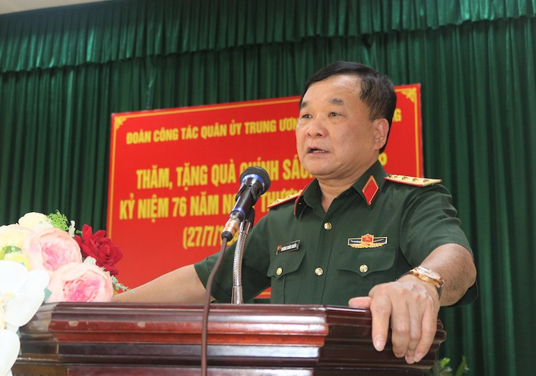 Thượng Tướng Hoàng Xuân Chiến, Thứ trưởng Quốc phòng phát biểu tại buổi gặp mặt các gia đình chính sách, thương bệnh binh, người có công với cách mạng, gia đình liệt sĩ trên địa bàn thành phố Móng Cái. Thượng Tướng Hoàng Xuân Chiến, Thứ trưởng Quốc phòng phát biểu tại buổi gặp mặt các gia đình chính sách, thương bệnh binh, người có công với cách mạng, gia đình liệt sĩ trên địa bàn thành phố Móng Cái.