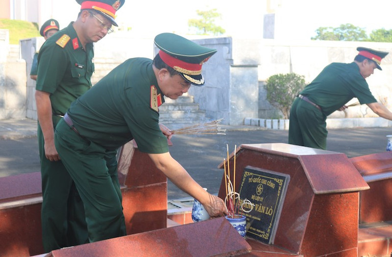 Đoàn công tác của Quân ủy Trung ương thắp hương tại Nghĩa trang liệt sĩ thành phố Móng Cái. Đoàn công tác của Quân ủy Trung ương thắp hương tại Nghĩa trang liệt sĩ thành phố Móng Cái.