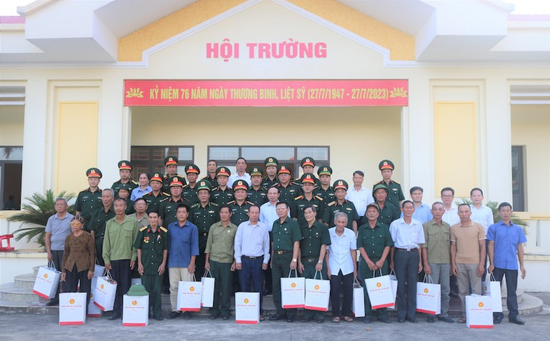 Đoàn công tác của Quân ủy Trung ương và lãnh đạo tỉnh Quảng Ninh chụp ảnh lưu niệm với các gia đình chính sách trên địa bàn thành phố Móng Cái. Đoàn công tác của Quân ủy Trung ương và lãnh đạo tỉnh Quảng Ninh chụp ảnh lưu niệm với các gia đình chính sách trên địa bàn thành phố Móng Cái.