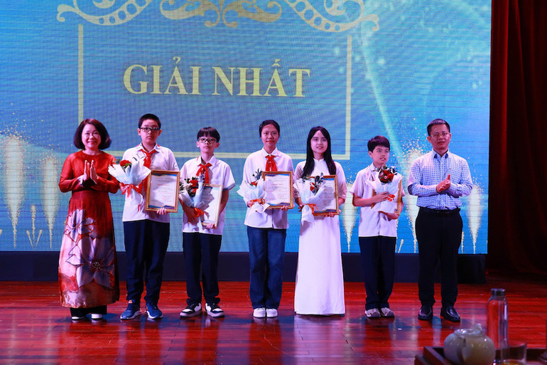 Lãnh đạo Hội Nhà báo tỉnh Quảng Ninh trao Giải Nhất cho các cá nhân. Lãnh đạo Hội Nhà báo tỉnh Quảng Ninh trao Giải Nhất cho các cá nhân.