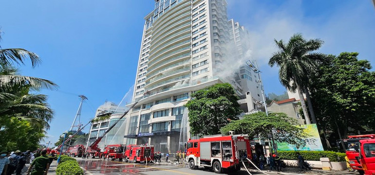 Các lực lượng chức năng phối hợp dập lửa.