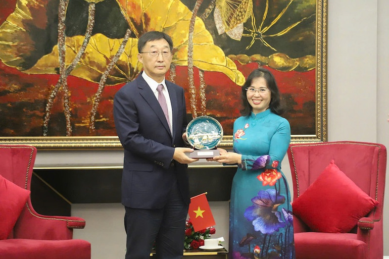 Đồng chí Trịnh thị Minh Thanh, Phó Bí thư thường trực Tỉnh ủy Quảng Ninh tặng quà lưu niệm cho Khu tự trị dân tộc Choang Quảng Tây, Trung Quốc.