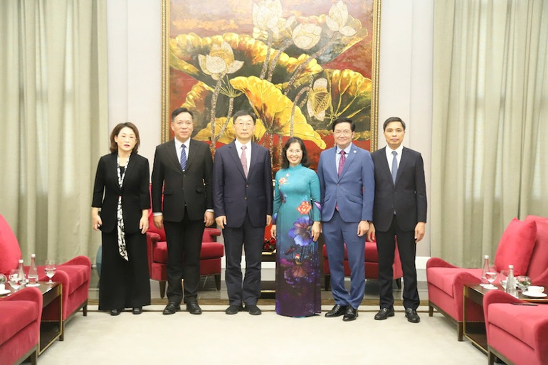 Lãnh đạo tỉnh Quảng Ninh (Việt Nam) và Khu tự trị dân tộc Choang Quảng Tây (Trung Quốc) chụp ảnh lưu niệm.