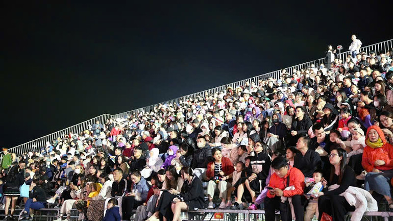 Đêm nhạc chào mừng Giải Taekwondo Cảnh sát châu Á mở rộng năm 2024 thu hút đông đảo nhân dân và du khách đến xem.