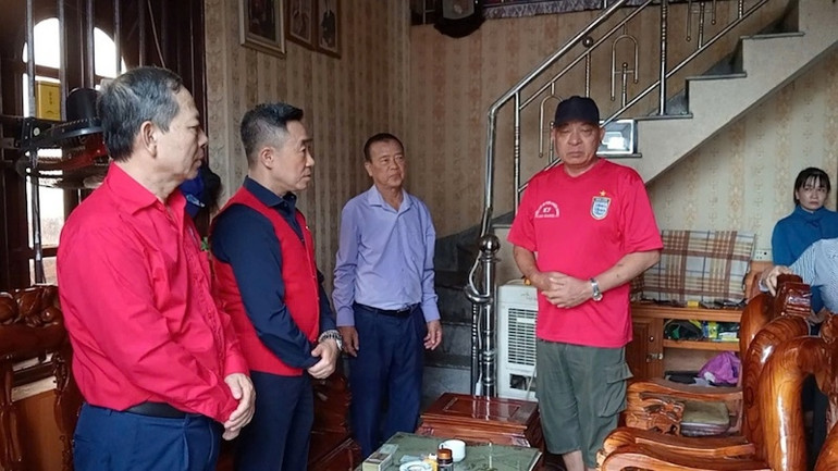 Đoàn đến thăm, động viên và hỗ trợ cho các gia đình có người thân bị thiệt mạng do bão số 3.